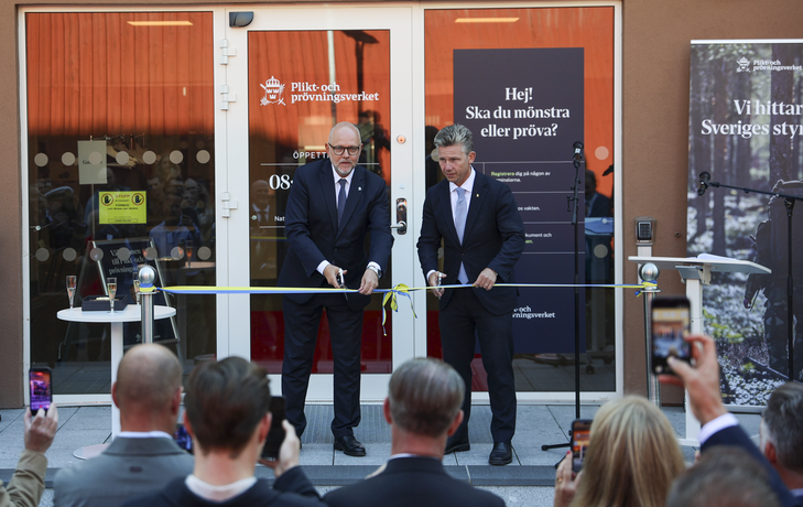 Generaldirektör Peter Göthe och försvarsminister Pål Jonsson inviger kontoret i Umeå.